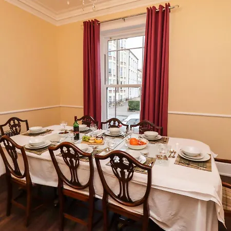 公寓 Number One The Crescent *