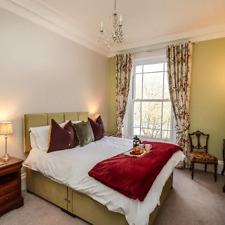 Number One The Crescent Apartment *